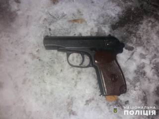 Под Киевом грабителя магазина застрелили из его же пистолета
