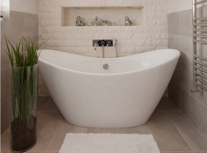 Отдельностоящая ванна – главный элемент изысканнного интерьера