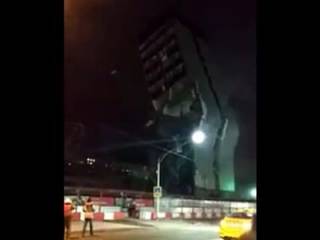 В Москве «не по плану» упал громадный бизнес-центр. Возникло видео