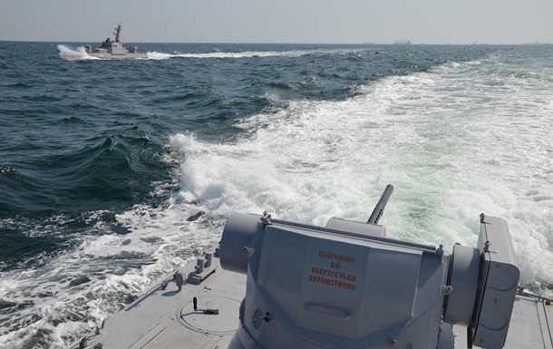 Корабли РФ протаранили украинский буксир - ВМС