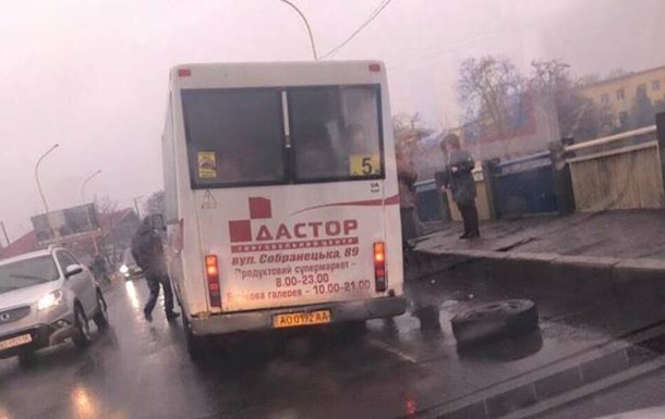 В Ужгороде у маршрутки на ходу отвалилось колесо