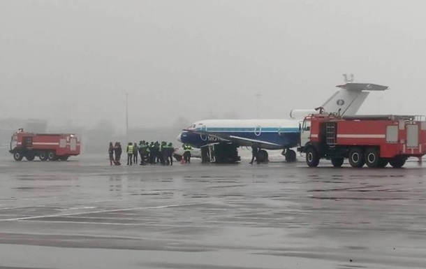 В аэропорту Киев самолет столкнулся с автомобилем