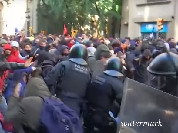 В Барселоне приключилось стычка полиции с сепаратистами, есть задержанные