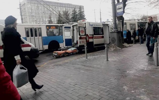 В Виннице разорвалось колесо троллейбуса: трое пострадавших