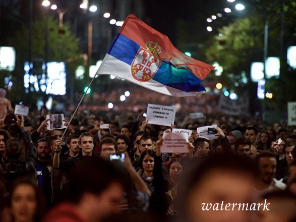 Тысячи людей встретили участие в протестной ходе в Сербии