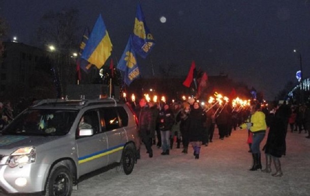В Славянске провели факельный марш в честь Бендеры