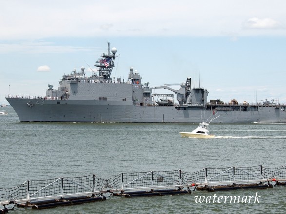 Большенный десантный корабль ВМС США близится к Черному морю