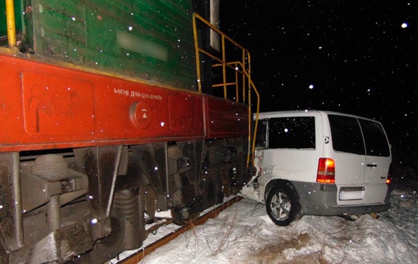 На Буковине микроавтобус врезался в поезд, есть пострадавшие