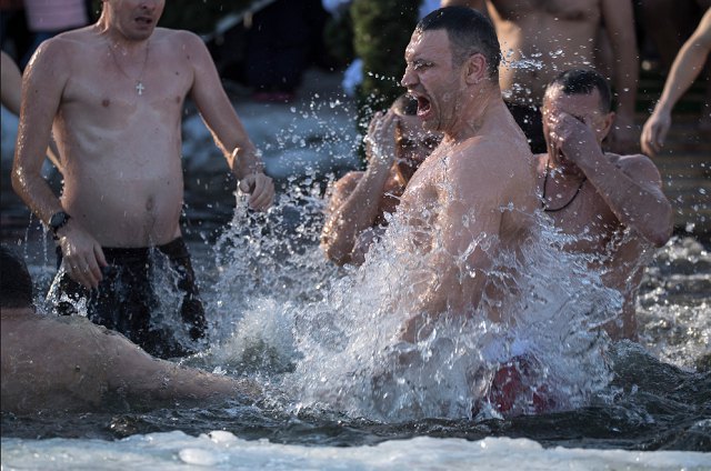 На Крещение Кличко с мэрами более 30-ти городов скупался в Днепре