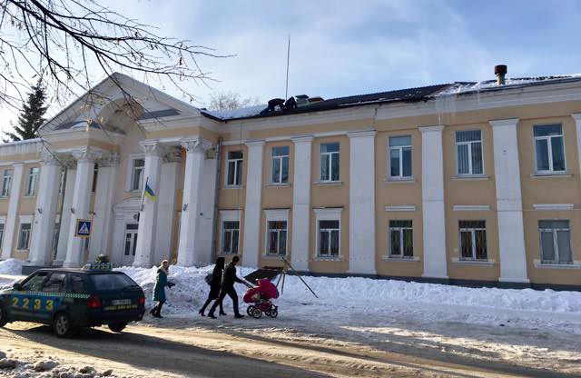 Вісті з Полтави - У Лубнах дах суду за 1,4 млн грн перекривають у сніг — кошти виплатили до закінчення робіт