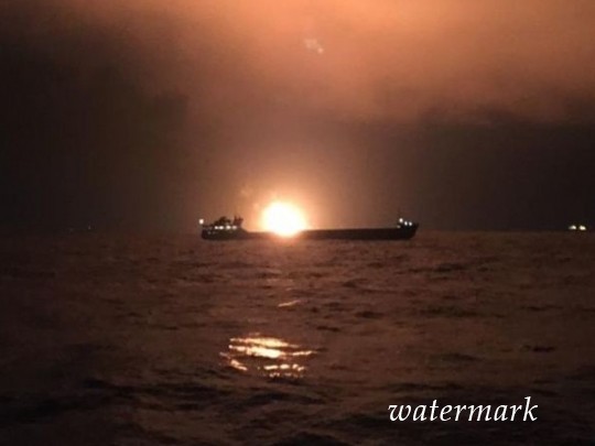 Пожар на танкерах в Черном море: выживших моряков забросили на дрожал всего спустя сутки