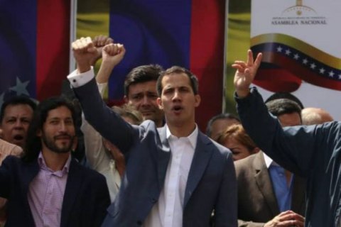 Лидер оппозиции Венесуэлы обнародовал себя президентом