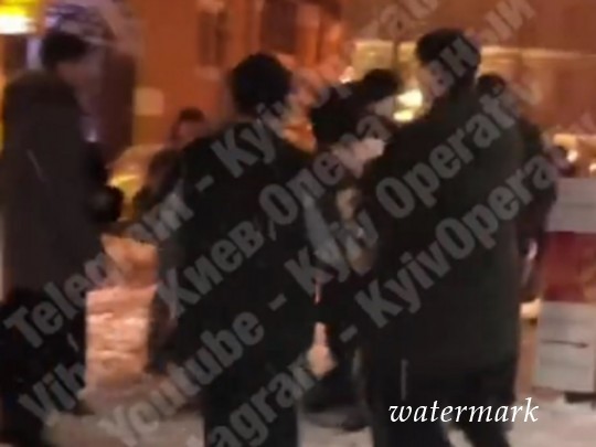 В фокусе Киева подростки безжалостно заездили мужчину(видео 18+)