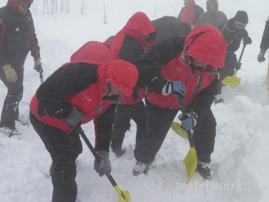 Спасатели из-за непогоды бросили розыски тела туриста, конченого под лавиной в Карпатах