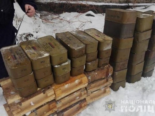 На Луганщине полицейские вскрыли затаенный строй боеприпасов(фото)