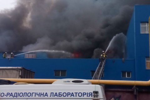 Возле станции метрополитен "Лесная" в Киеве загорелись склады пластика и картона