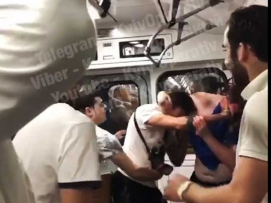 В киевском метрополитен пассажиры обделали кровавую драку напрямик в вагоне: в сеть влетело жуткое видео