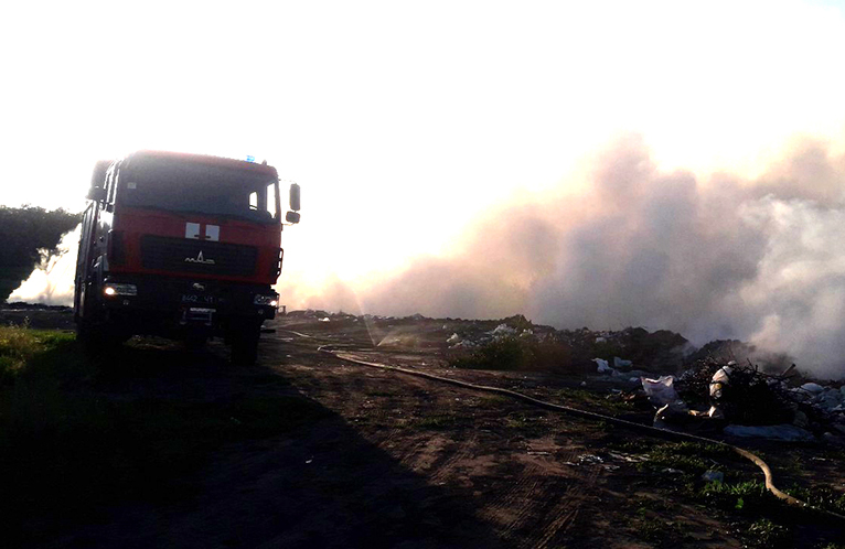 Вісті з Полтави - Три пожежні частини та спецпотяг загасили пожежу на Кременчуцькому сміттєзвалищі