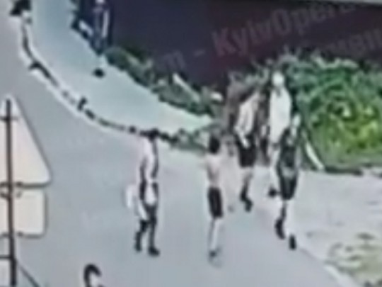 В Киеве ватага подростков напала на пожилого мужчину: в сеть влетело видео