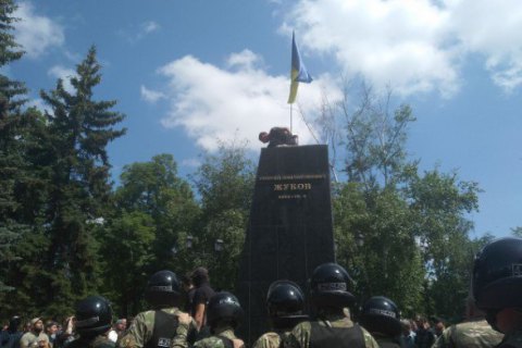 Протестующие против партии Кернеса и Труханова снесли монумент Жукову в Харькове