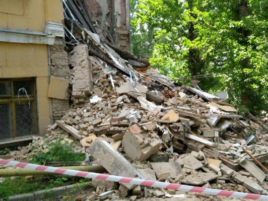 В Киеве обвалилась часть здания геологического колледжа: фото с места происшествия