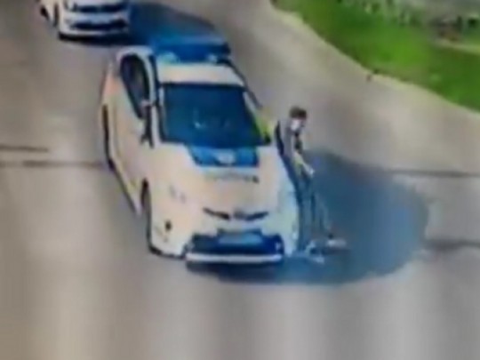 Под Киевом автомобиль патрульной полиции свалил ребятенка на пешеходном переходе(видео)