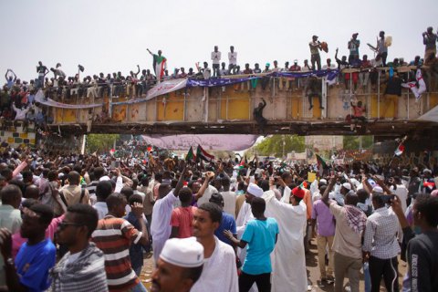 Армия Судана отворила огонь по протестующим: более 30 погибших
