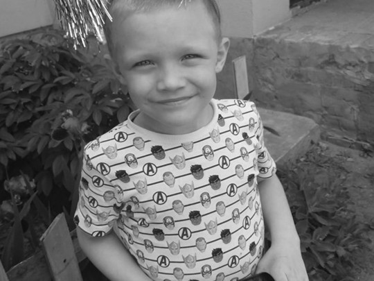 Смерть ребятенка от десниц полицейских: мама показала остатнее фото 5-летнего Кирилла