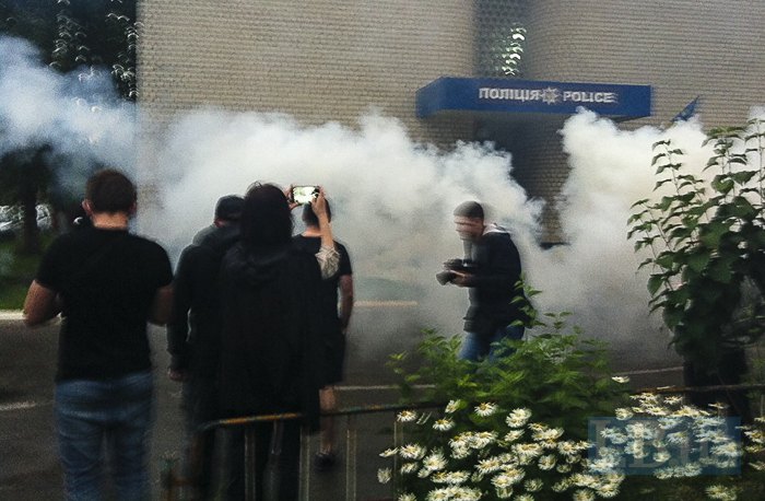 На акции в Переяслав-Хмельницком филиал полиции забросали петардами