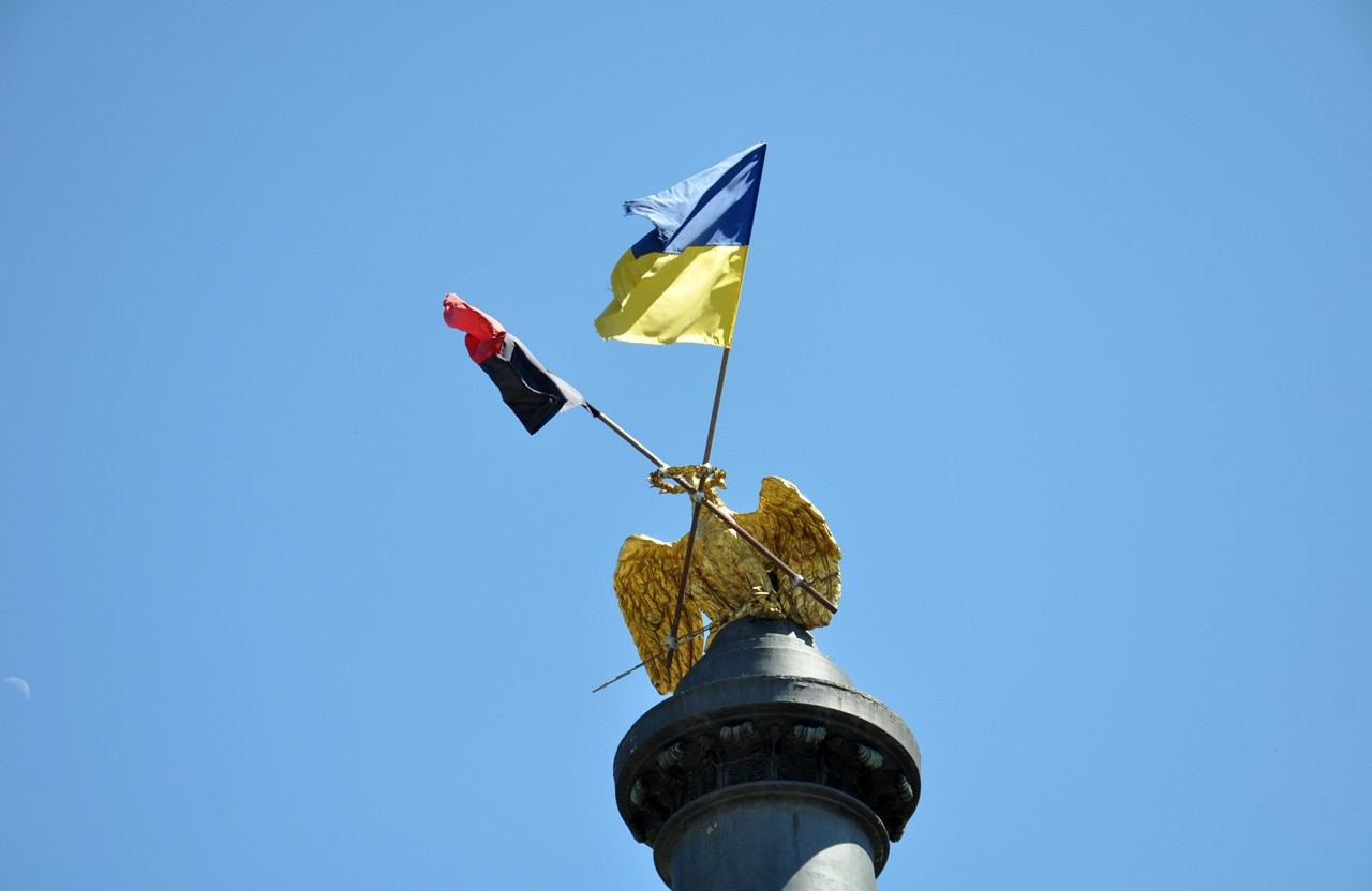 Вісті з Полтави - Полтавці голосують за зняття прапорів з Монументу Слави та про скоріше запровадження «електронного квитка»