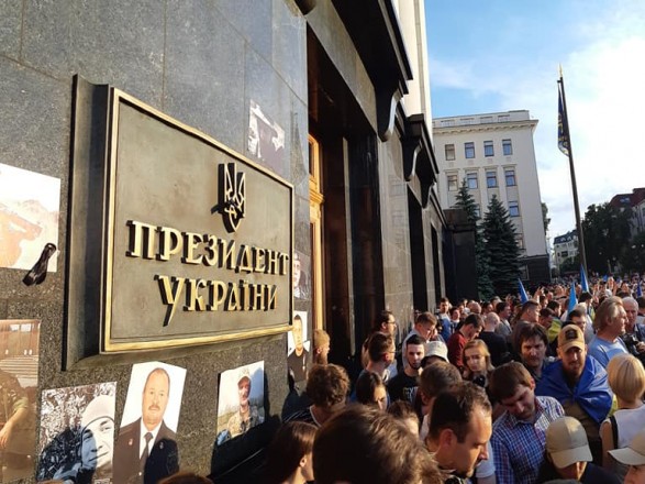 Дом АП обклеили карточками погибших на Донбассе