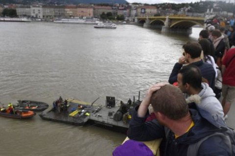 Водолазы вскрыли тела еще 4 туристов, погибших при крушении катера в Будапеште