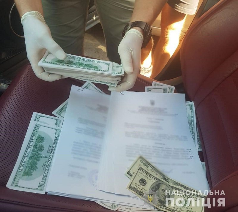В Днепре полиция застопорила главу ОТГ на взятке в 25 тысяч долларов