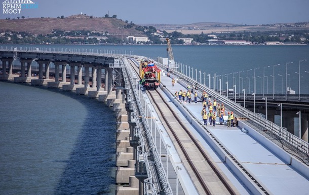 На Крымском мосту сомкнули рельсы первого пути