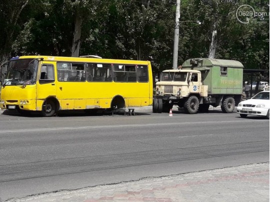 В Мариуполе у автобуса на ходу отвалились колеса: фото с места происшествия