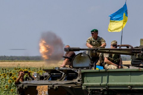 Боевики закончили 24 обстрела на Донбассе в пятницу, изранен военный