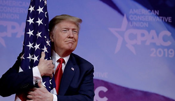 Трамп выступил за запрет сожжения флага США, чем переполошил адвокатов свободы слова