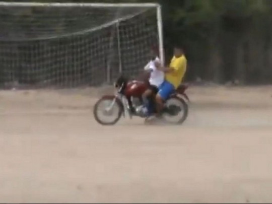 Голкипер прилетел на угловой к чужим воротам, а возвратно вернулся на мотоцикле: забавное видео