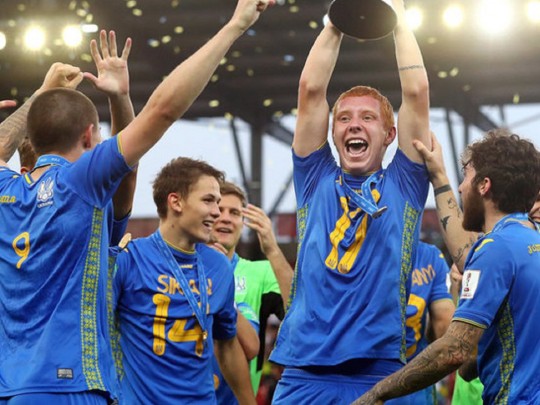 С караваем и шампанским: триумфаторов чемпионата мира U20 тепло встретились в Украине(видео)