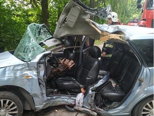 В Тернополе автомобиль врезался в дерево: двое погибли(фото)
