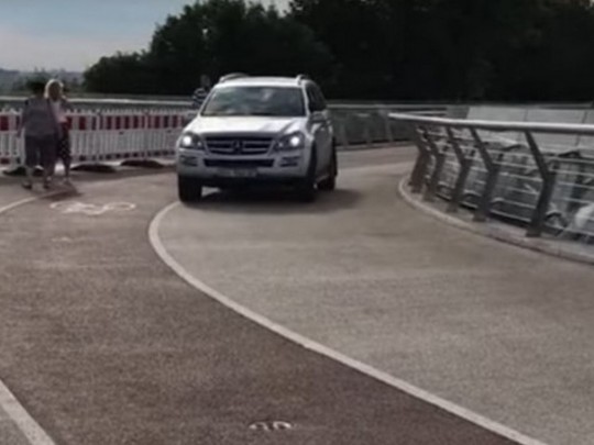 В сети появилось видео с "героями", заехавшими на авто на стеклянный мост в Киеве
