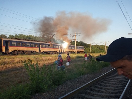 Люд выпрыгивали из вагонов: вблизи Днепра загорелась электричка