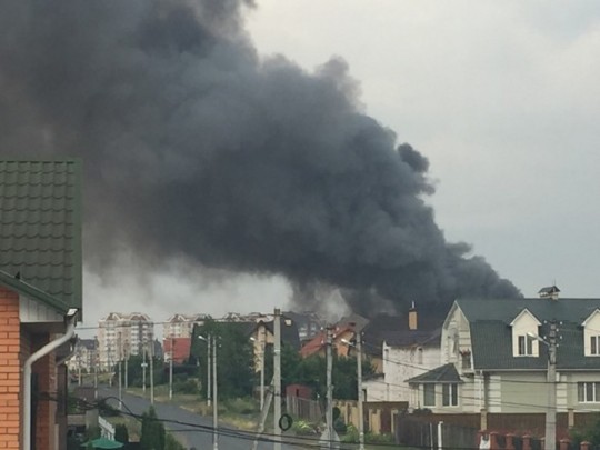 Агатовый дым было видать за несколько километров: масштабный пожар облапил склады под Киевом(видео)