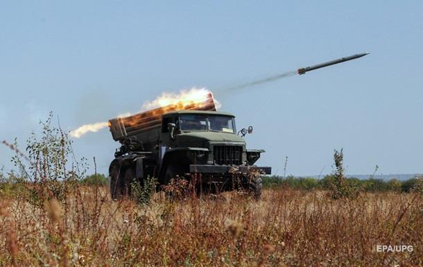 Сутки на Донбассе: 12 обстрелов, двое раненых