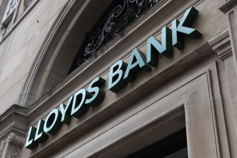 Британский банк заковал счета 8 тысяч клиентов в рамках борьбы с отмыванием денег