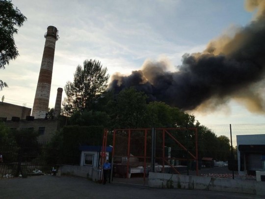 Под Киевом разгорелся масштабный пожар: первые фото и видео с места ЧП