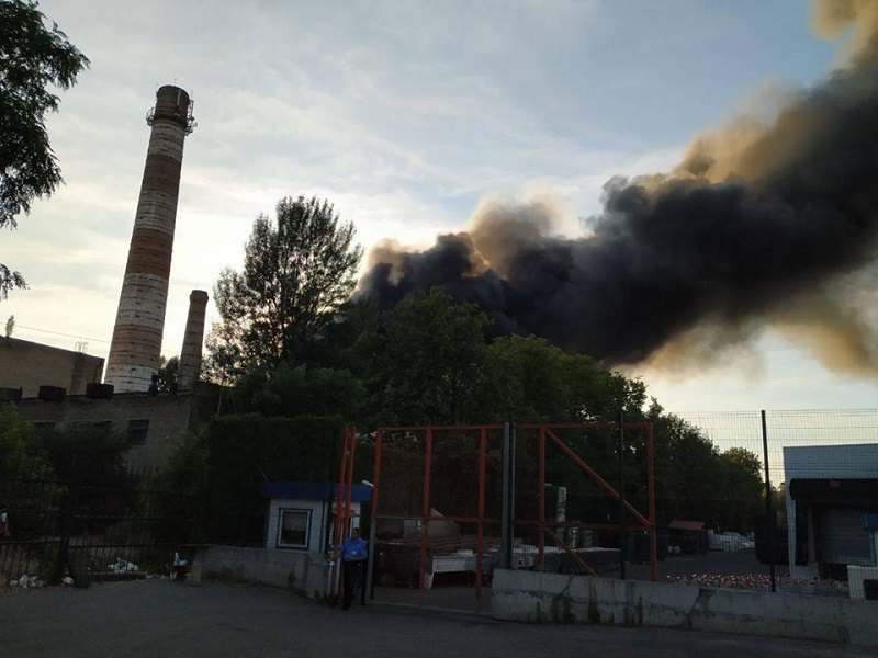 Под Киевом горят склады с секонд-хендом