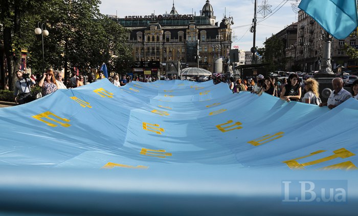 По центру Киева пронесли 40-метровый крымскотатарский флаг