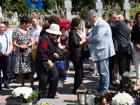 В годовщину смерти Василия Слипака Порошенко повстречался с родителями певца на его могиле(фото)