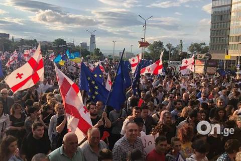В Грузии миновала многотысячная демонстрация с требованием отставки главы МВД